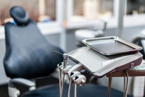 Implanty vs mosty protetyczne – jak podjąć najlepszą decyzję